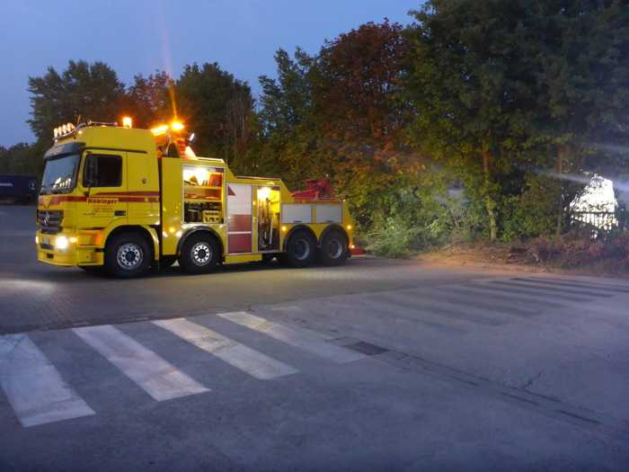 Eine Bergungsfirma musst den LKW wieder auf die Straße bringen