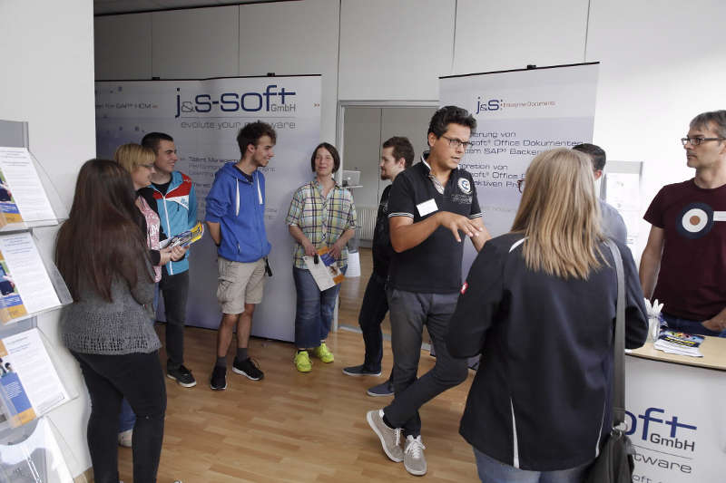 Es gab viel Gesprächsstoff, hier bei der j&s-soft GmbH (Foto: Pfeifer)