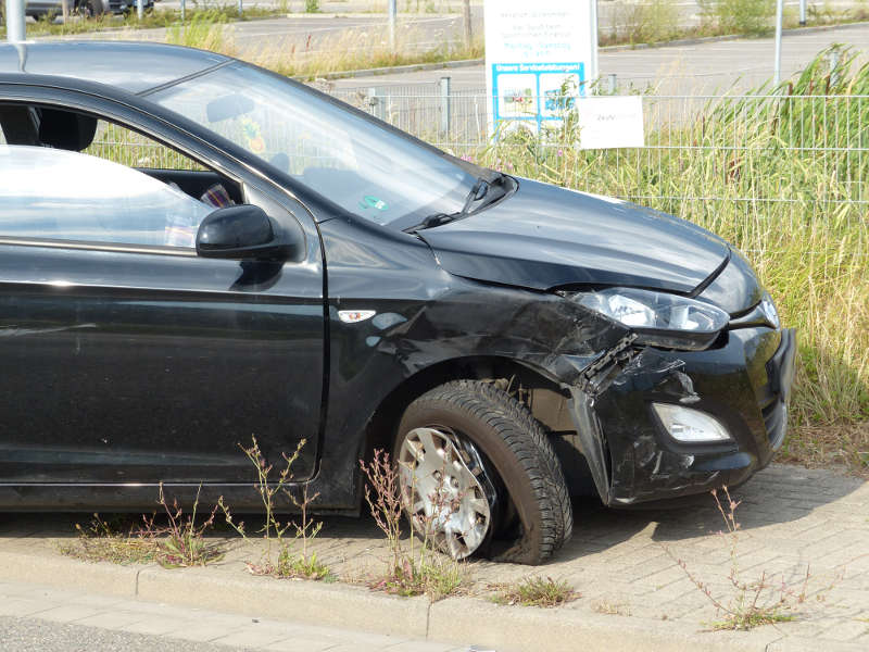 Der beschädigte schwarze PKW (Foto: Feuerwehr Neustadt)