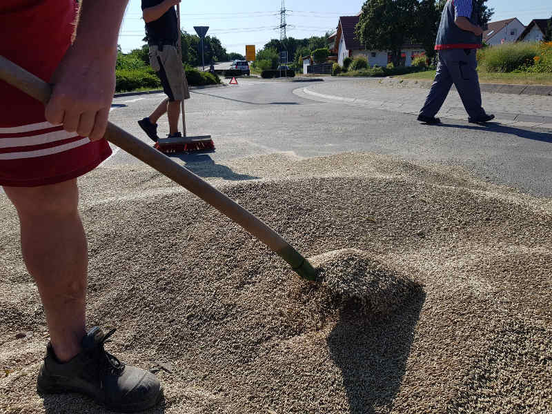 Die Straße wurde vom Roggen gereinigt (Foto: Polizei RLP)