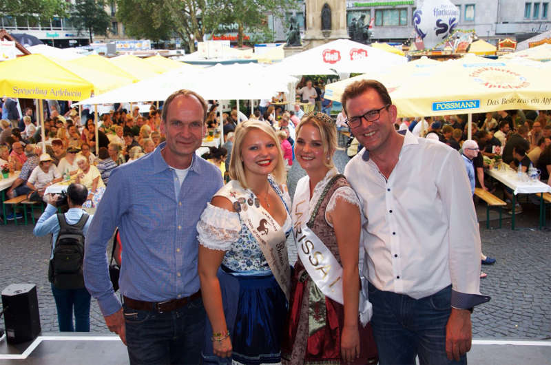 v.l.: Martin Heil (Präsident der Hessischen Apfelwein- und Fruchtsaft-Keltereien e.V.), die bisherige Apfelweinkönigin Bianca (Eisenblatt) I., die neue Frankfurter Apfelweinkönigin Larissa (Vogl) I. und Andreas Kimmel von der Vereinigung der Frankfurter Äpfelweinwirte e.V. (Foto: BALLCOM)