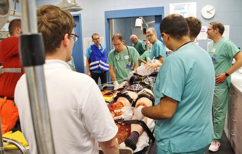 Im Schockraum des Kreiskrankenhauses wurden die vermeintlichen Schwerverletzten von einem Team aus Ärzten und Fachpflegern klinisch erstversorg und stabilisiert. (Foto: Kreiskrankenhaus Bergstraße / Thomas J. Zelinger)