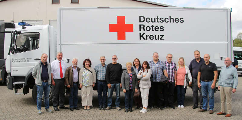 Norbert Södler, Präsident des DRK Landesverbandes Hessen, empfängt die Bergsträßer Rotkreuzler in der Landesverstärkung, dem logistischen Umschlagplatz für nationale und internationale Hilfseinsätze. (Foto: Timo Bunscheit | DRK)