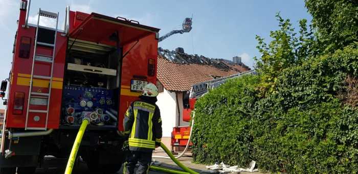 Der Brand griff von der Hecke auf die Pergola und von da aus auf das Dach über