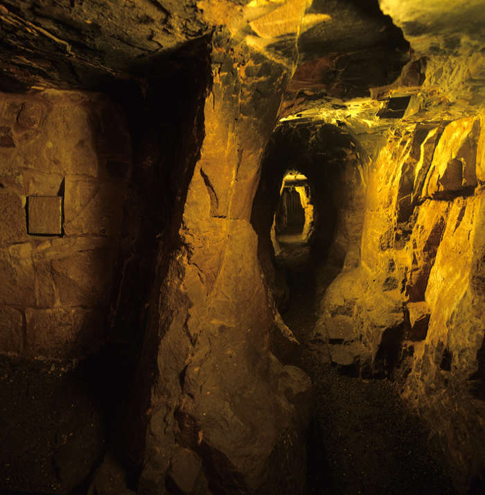 Blick durch den Brunnenstollen (1650/80) im Buntsandsteinmassiv (Foto: Landesmedienzentrum BW / SSG-Pressebild)