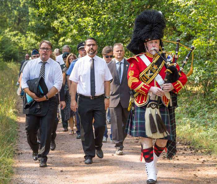 Pipe Major MacKenzie auf dem Weg zur Absturzstelle. (Foto: Stadtverwaltung Neustadt)