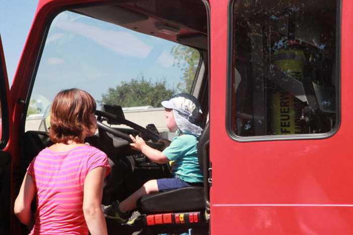 Der Kleine hatte großen Spass und staunte - Ein Feuerwehrauto von Innen