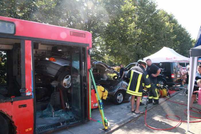 Szenario - Schwerer Unfall - PKW kracht in Bus