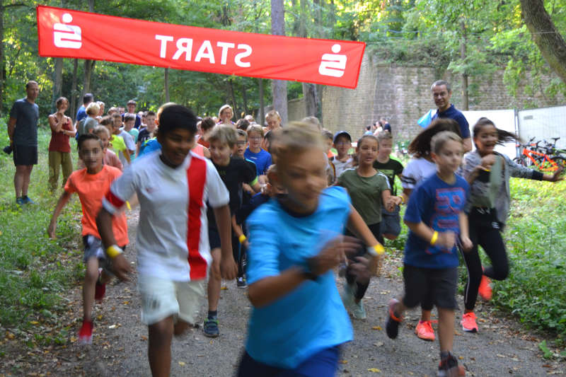 Beim traditionellen Spendenlauf der KARS, der am Morgen des Festakts stattfand, erliefen die teilnehmenden Schülerinnen und Schüler gemeinsam mit einigen Lehrkräften rund 10.000 Euro. Bürgermeister und Schuldezernent Dr. Maximilian Ingenthron gab den Startschuss für das Rennen im Fort. (Foto: Stadt Landau in der Pfalz)