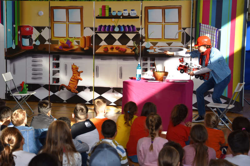 „Ich wähl die 112, das ist die Feuerwehr“: Knapp 800 Landauer Grundschülerinnen und -schüler haben jetzt das Brandschutz-Theaterstück „Marco und das Feuer“ in der Sporthalle des Max-Slevogt-Gymnasiums besucht. (Foto: Stadt Landau in der Pfalz)