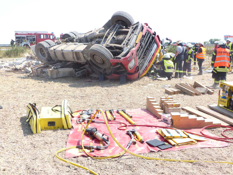 Die Einsatzkräfte bei der Rettung des eingeklemmten Fahrers (Foto: Feuerwehr Neustadt)