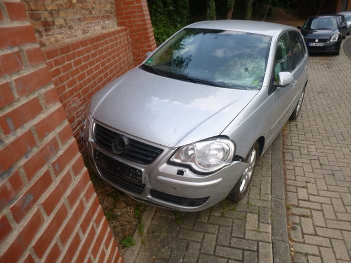 Das Foto zeigt den Unfallwagen an der Unfallstelle.