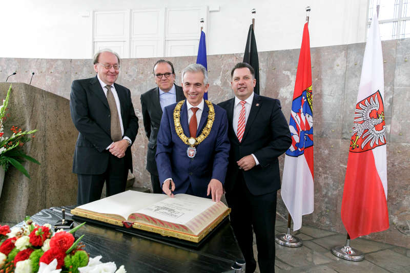 Eintragung ins Goldene Buch (Foto: Stadt Frankfurt/Stefanie Kösling)