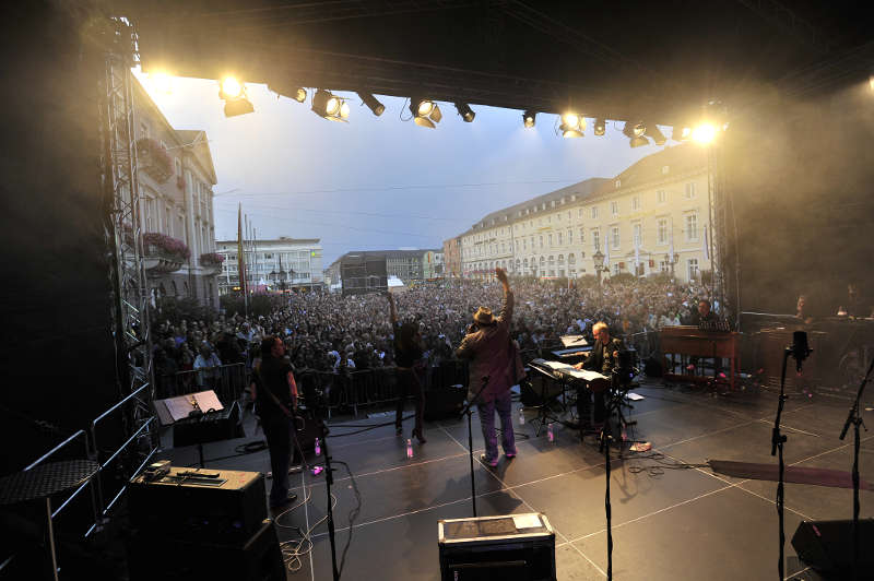 Bei der Eröffnung des Gospelkirchentag 2010 in Karlsruhe waren die Besucher auf Marktplatz von der Stimmung begeistert (Foto: Gustavo Alàbiso)