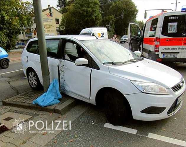 Ford Focusan an der Laterne