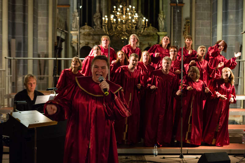 Auftritt zahlreicher Gospelchöre bei der Gospelnacht beim 8. Internationalen Gospelkirchentag, der 2016 in Braunschweig stattfand (Foto: Karsten Socher)