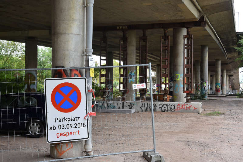 Um mit den vorbereitenden Arbeiten für den Abriss beginnen zu können, werden die Parkplätze unter der Brücke Zug um Zug gesperrt. (Foto: Stadt Landau in der Pfalz)