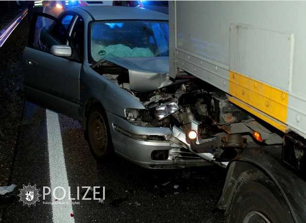 Der Mazda unter dem LKW