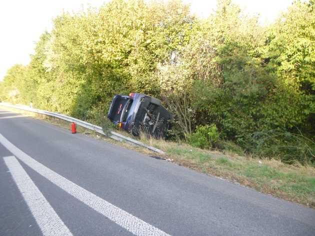 Verunfallter BMW in der Böschung