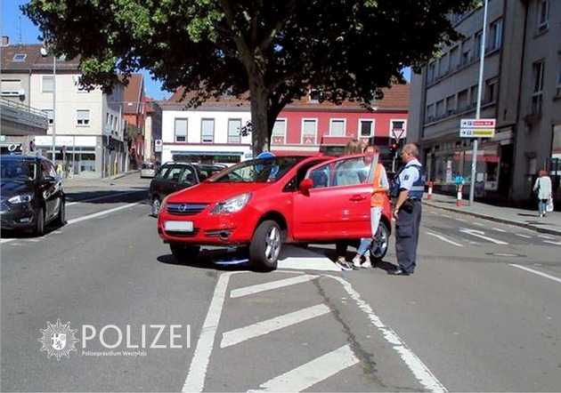 PKW auf Verkehrsinsel