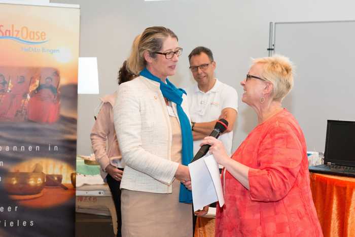 Landrätin Dorothea Schäfer gratuliert Manuela Hansel zu ihrer Wahl als Bundessprecherin der Gleichstellungsbeauftragten. Foto: Barbara Melzer