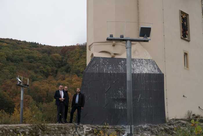 Oberbürgermeister Thomas Feser, Arno Kraus (Leiter des Amts für Gebäudewirtschaft) und Matthias Jäckel (ebenfalls Amt für Gebäudewirtschaft) beim Vor-Ort-Termin am Binger Mäuseturm. Foto: Stadt Bingen