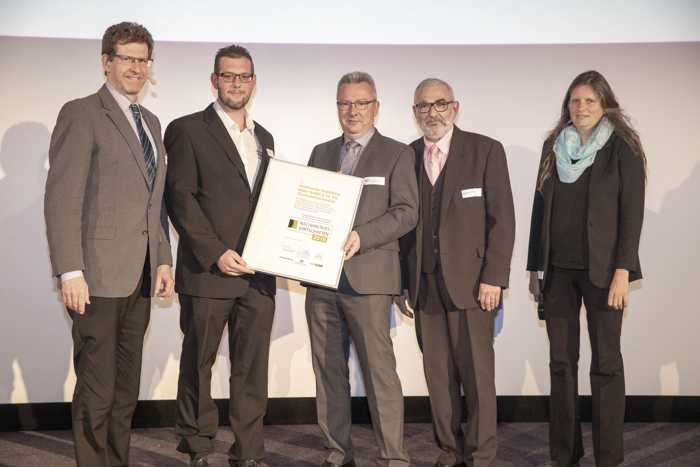 Urkundenübergabe im LUXOR Filmpalast Heidelberg (v.l.): Dr. Volker Kienzlen (Klimaschutz- und Energieagentur Baden-Württemberg GmbH (KEA)), Tobias Hornisch und Peter Erb (Stadtwerke Heidelberg Bäder), Wolfgang Erichson (Dezernat für Umwelt, Bürgerdienste und Integration Heidelberg) und Sabine Lachenicht (Amt für Umweltschutz, Gewerbeaufsicht und Energie Heidelberg).