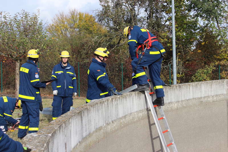 Ein THW Helfer dringt über eine Leiter zum Verletzten vor. (Foto: THW Speyer)