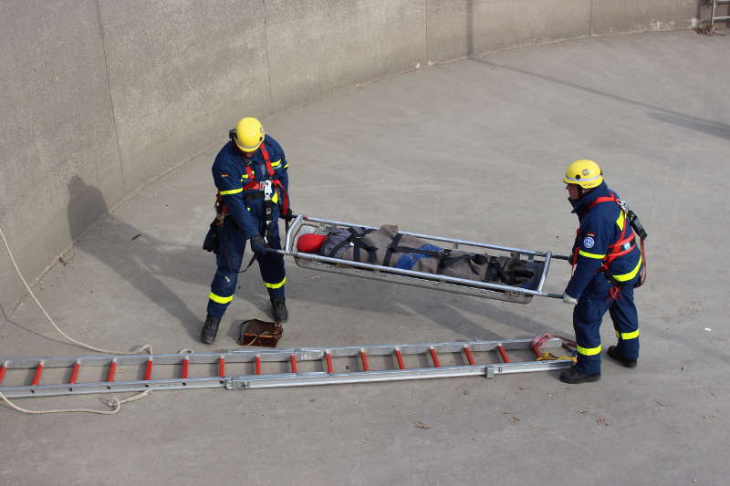 Der Verletzte im Schleifkorb wird für die Rettung mit dem Leiterhebel vorbereitet (Foto: THW Speyer)