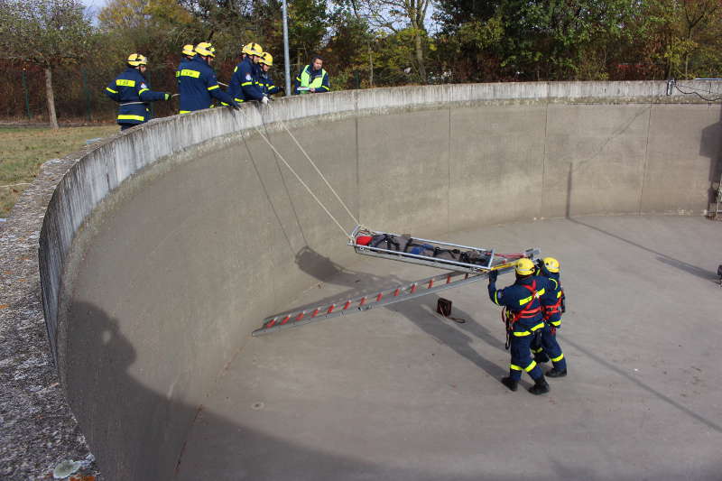 Die Rettung mittels Leiterhebel beginnt. (Foto: THW Speyer)