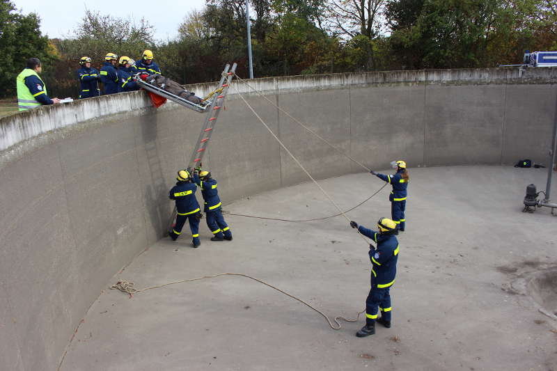 Die Rettungspuppe wird mittels eines Leiterhebels aus dem Becken nach oben geholt (Foto: THW Speyer)
