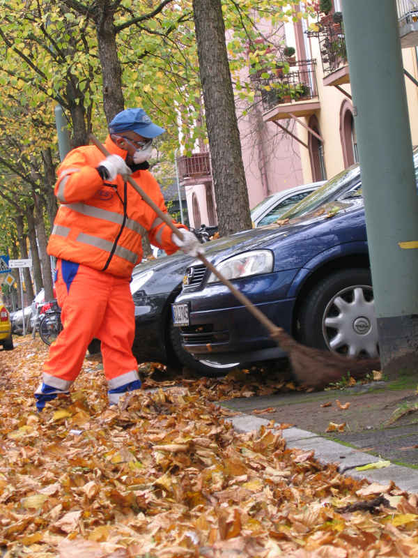 FES-Mitarbeiter kehrt Herbstlaub von Parkplatz (Foto: FES)