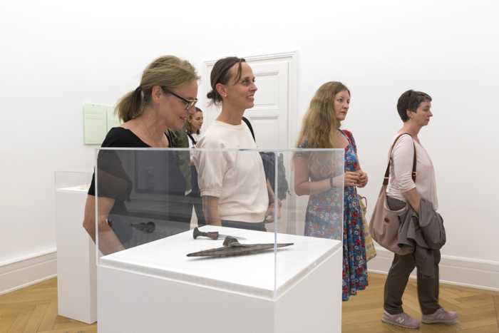 Besucherinnen in der Ausstellung ‘Gesammelt. Gekauft. Geraubt?’ im Weltkulturen Museum: Foto Wolfgang Guenzel