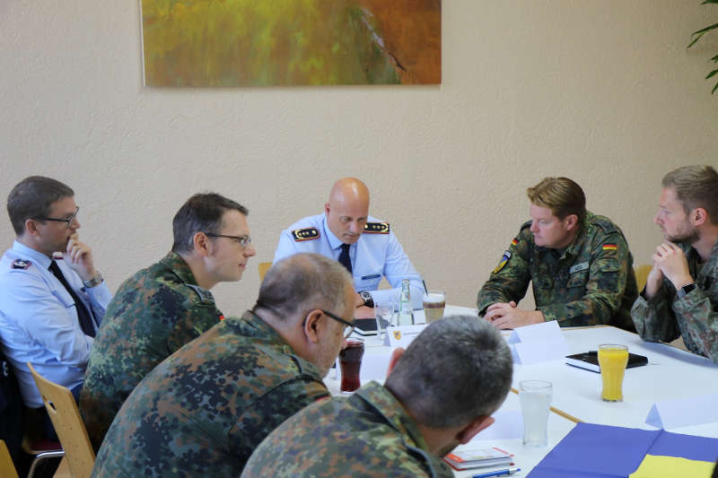 Gesprächsrunde (Foto: Bundeswehr)