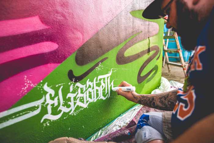 Leuchtendes Bunt statt tristes Grau: Graffiti-Künstler vom Hip-Hop Kulturzentrum „Combo“ haben die Haltestelle Kurt-Schumacher-Straße in den vergangenen Wochen mit einem riesigen Wandgemälde farbenfroh umgestaltet (Fotos: Paul Gärtner