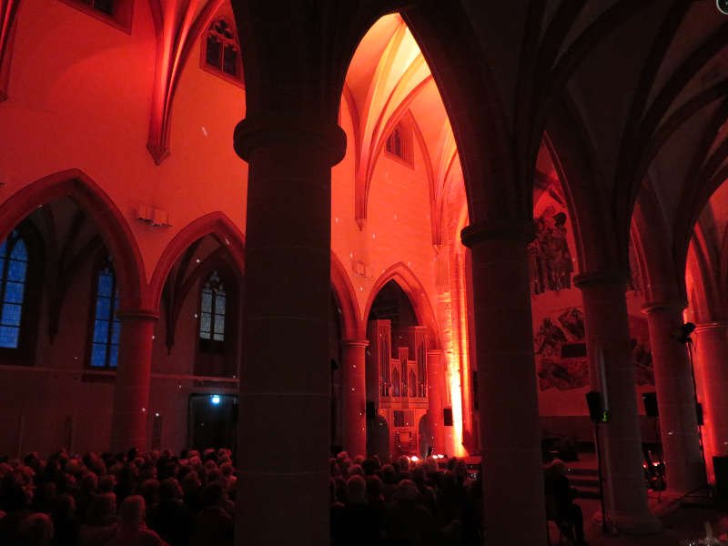 Die illuminierte Stiftskirche (Foto: Stiftskirchengemeinde Neustadt)