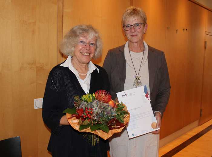 Die Leiterin der KVHS, Karin Träber (rechts) verabschiedete Brigitte Schütze in den Ruhestand.