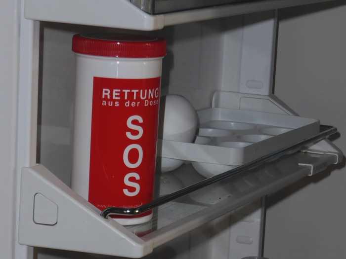 Die Rettungsdose mit allen Informationen wird in der Kühlschrankinnentür aufbewahrt. Ein Aufkleber an der Innenseite der Wohnungstür und einer auf der Kühlschranktür weisen auf sie hin.