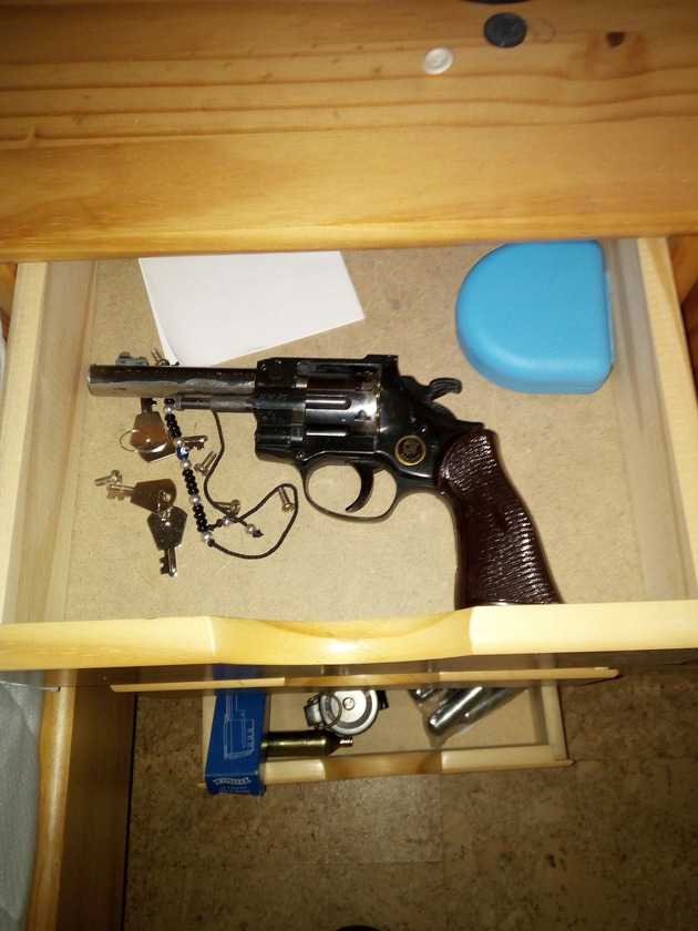 Geladener Revolver im Nachttisch