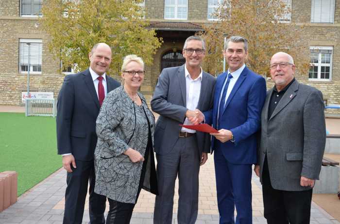 Dieter Baust (2. Von rechts) von der ADD führte den neuen Schulleiter Andreas Dilly /3. Von rechts) ins Amt ein. Es gratulierten der Bürgermeister der Verbandsgemeine Gau-Algesheim, Benno Neuhaus, Landrätin Dorothea Schäfer (von links) und der Gau-Algesheimer Stadtbürgermeister Dieter Faust (rechts). Foto: Kreisverwaltung Mainz-Bingen