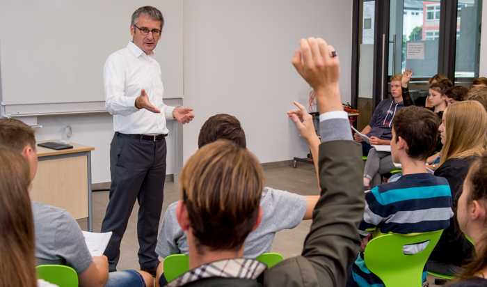 Auch Landtagspräsident Hendrik Hering wird am Schulbesuchstag in verschiedenen Schulen zu Gast sein. Bildnachweis: Landtag Rheinland-Pfalz/Torsten Silz