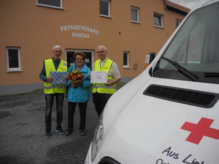 Tausendster Fahrgast Bürgerbus 2018 - Von links Herrn Hermann Gauch (Fahrer), Rosel Kramer und Herrn Werner Bernatz (Fahrtbegleiter)