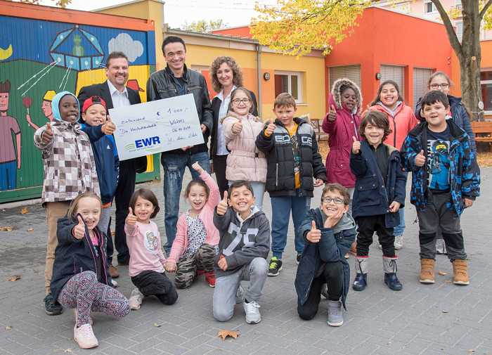 Mitarbeiter-Cents wandern zur Spiel- und Lernstube Und wieder wandert die „Cent-Parade“ der EWR-Mitarbeiter: diesmal zur Spiel- und Lernstube