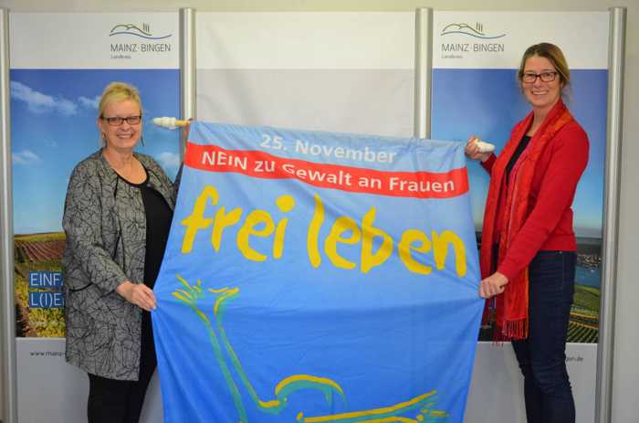 Landrätin Dorothea Schäfer (links) und Gleichstellungsbeauftragte Manuela Hansel (rechts) zeigen Flagge. Foto: Kreisverwaltung Mainz-Bingen.