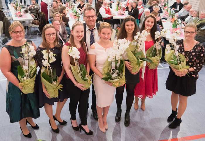 Gekrönte Häupter und ein Oberbürgermeister. Thomas Feser mit (v. li.) Tina Haas (Naheweinprinzessin), Marie Korz (Dromersheimer Eisweinprinzessin), Stephanie Müller (Dromersheimer Eisweinkönigin), Annika Hohmann (Naheweinprinzessin), Vanessa Litzius (Binger Weinprinzessin), Angelina Vogt (Naheweinkönigin) und Sarah Wendel-Eckes (Binger Weinprinzessin). Foto: Stadt Bingen