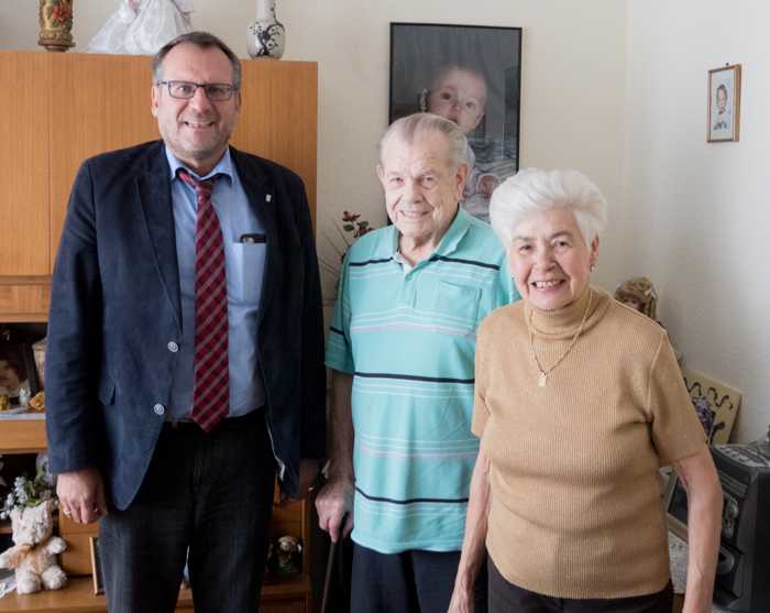 Oberbürgermeister Thomas Feser gratuliert dem „Diamant-Paar". Foto: Stadt Bingen