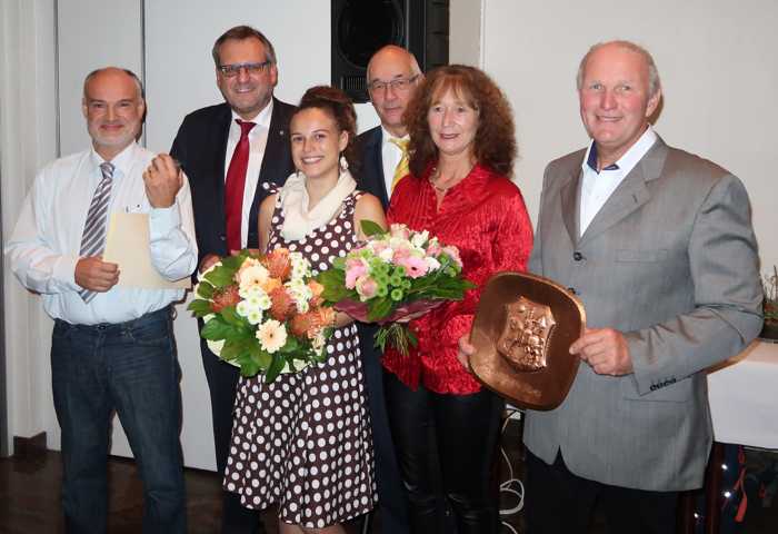 Bei der Ehrung anlässlich der Martinsfeier (v. li.): Martin Rector, Oberbürgermeister Thomas Feser, Noelle Rector, Geburtstagskind Peter Eich, Elke und Bardo Petry. Foto: Stadt Bingen