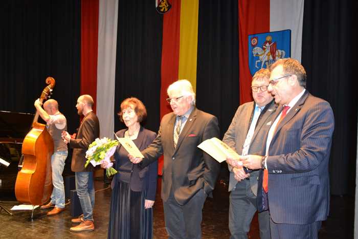 Zum Abschluss wurde das Martinslied gesungen (v. l.) Johannes Göttelmann (am Bass), Matthias Weißschuh, Brigitte Giesbert, Bernhard Habig, Ralf Klingler (zukünftiger Leiter des Sozialamtes) und Oberbürgermeister Thomas Feser. Foto: Stadt Bingen