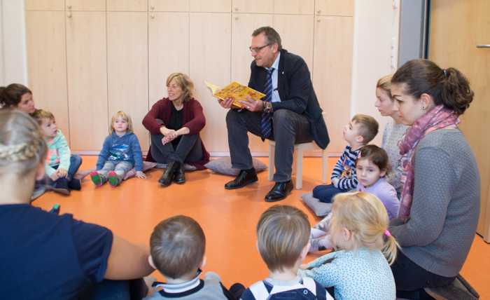 Die Kinder der Gruppen „Blauen Wale“ und „Grauen Elefanten“, ihre Erzieherinnen und die Binger Bibliotheksleiterin Satu Bode (rote Jacke) lauschen der Geschichte, die Oberbürgermeister Thomas Feser vorliest. Foto: Stadt Bingen Vorlesepatin Ira Closheim als „Cowboy Klaus.“ Foto: Stadt Bingen