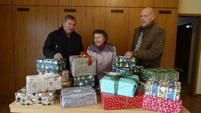 Bei der Übergabe der Weihnachtspäckchen: (v.l.) Dr. Clemens Grüninger (Gesundheitsamt der Kreisverwaltung Germersheim), Margret Däuwel (protestantischen Frauenkreis) und Volker Schwerdtfeger (Sozialpsychiatrischen Dienst, Gesundheitsamt der Kreisverwaltung Germersheim)